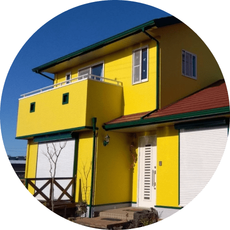黄色い外壁の一軒家